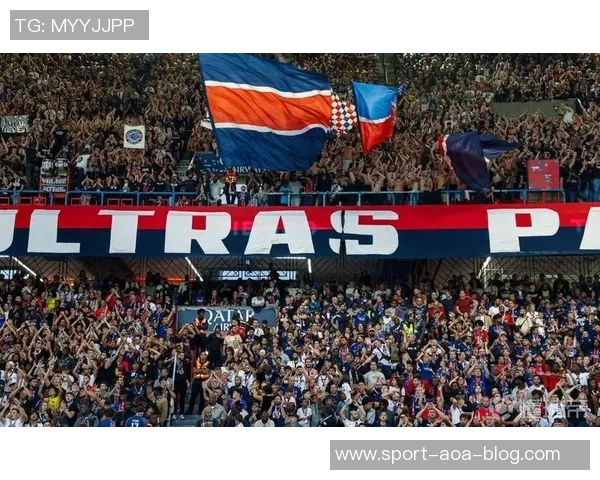 巴黎球迷大巴深夜抛锚高速上80人被困数小时等待救援